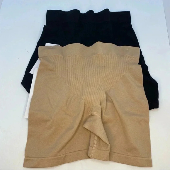 Gloria Vanderbilt two pair medium Shapeware NWT - Picture 3 of 5